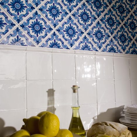 amb antic blanco dec flor azul - Cocina